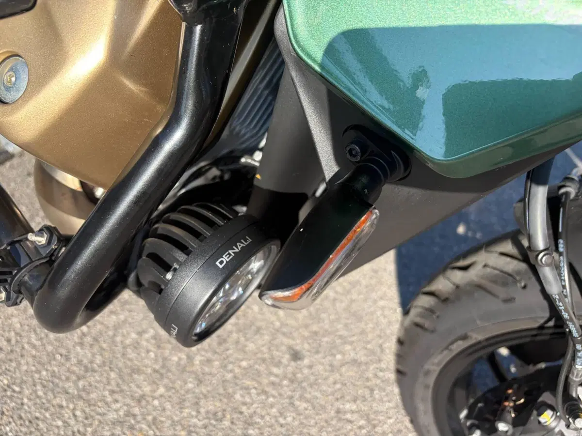 Moto Guzzi V100 Mandello S (2022 - 24) (3)