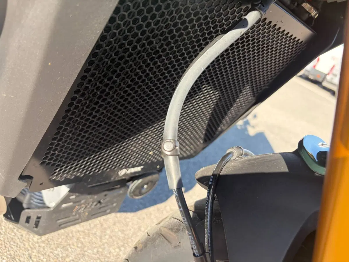 Moto Guzzi V100 Mandello S (2022 - 24) (4)