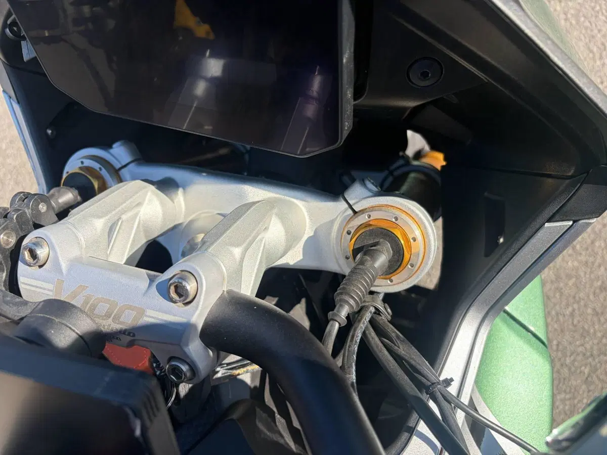 Moto Guzzi V100 Mandello S (2022 - 24) (8)