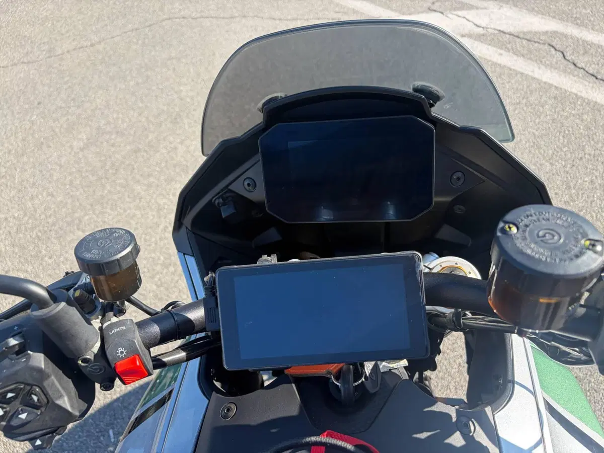 Moto Guzzi V100 Mandello S (2022 - 24) (9)