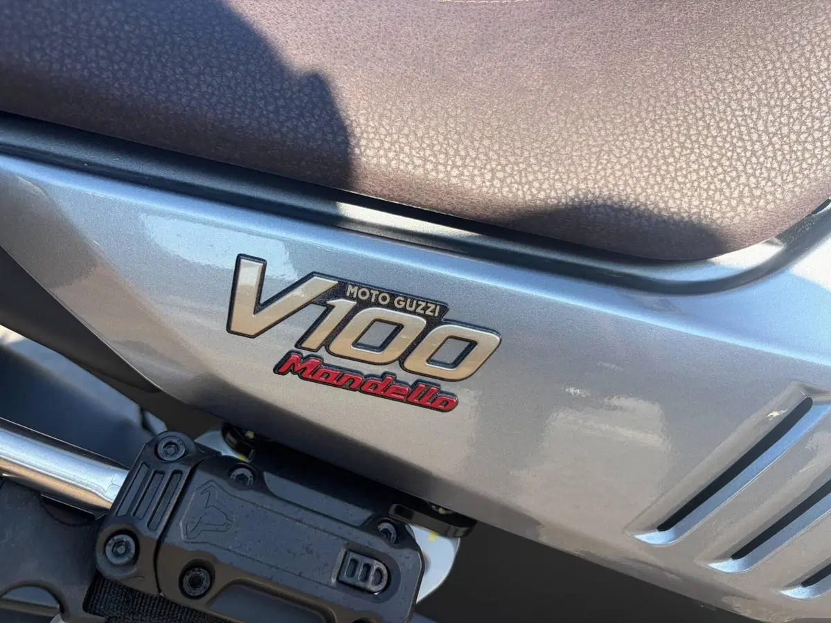 Moto Guzzi V100 Mandello S (2022 - 24) (10)