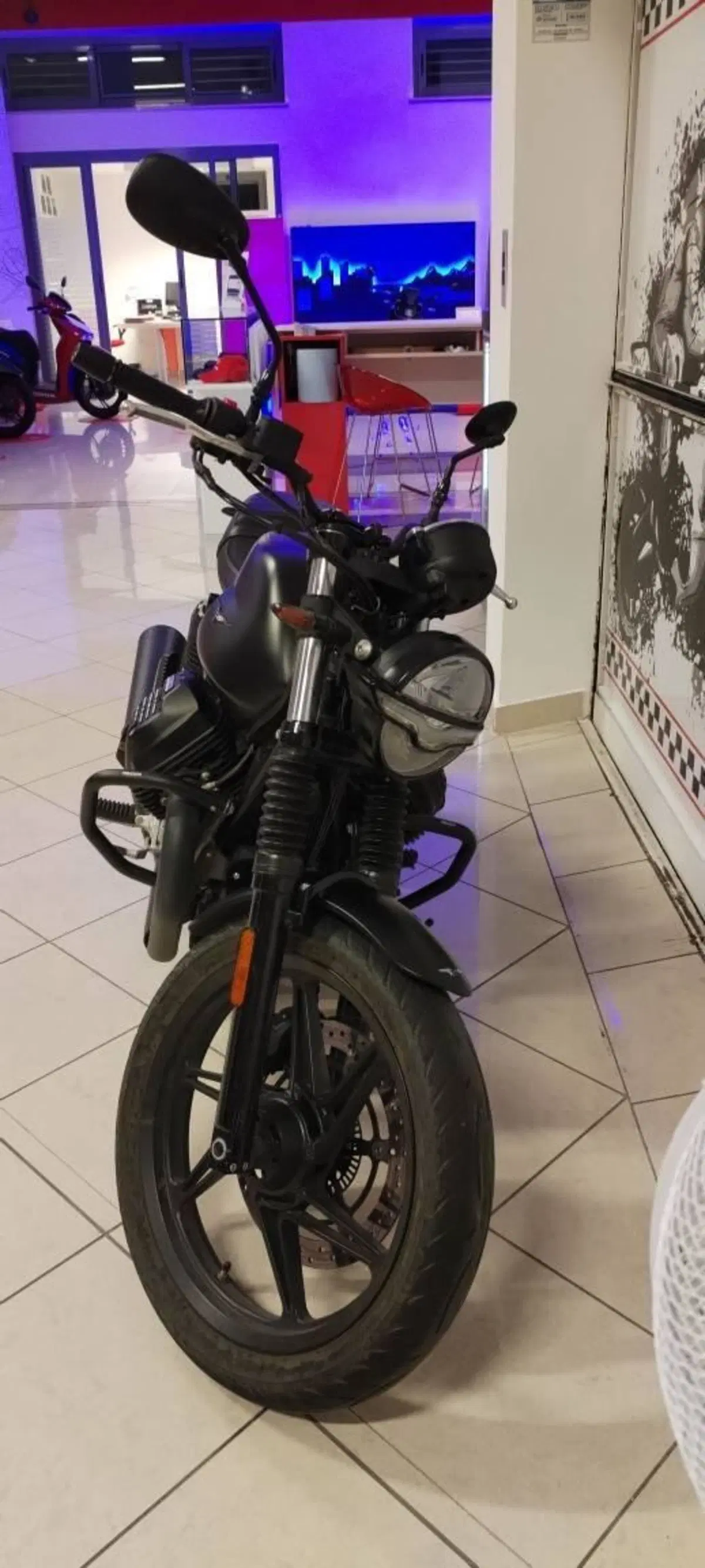 Moto Guzzi V7 Stone (2021 - 24) (3)
