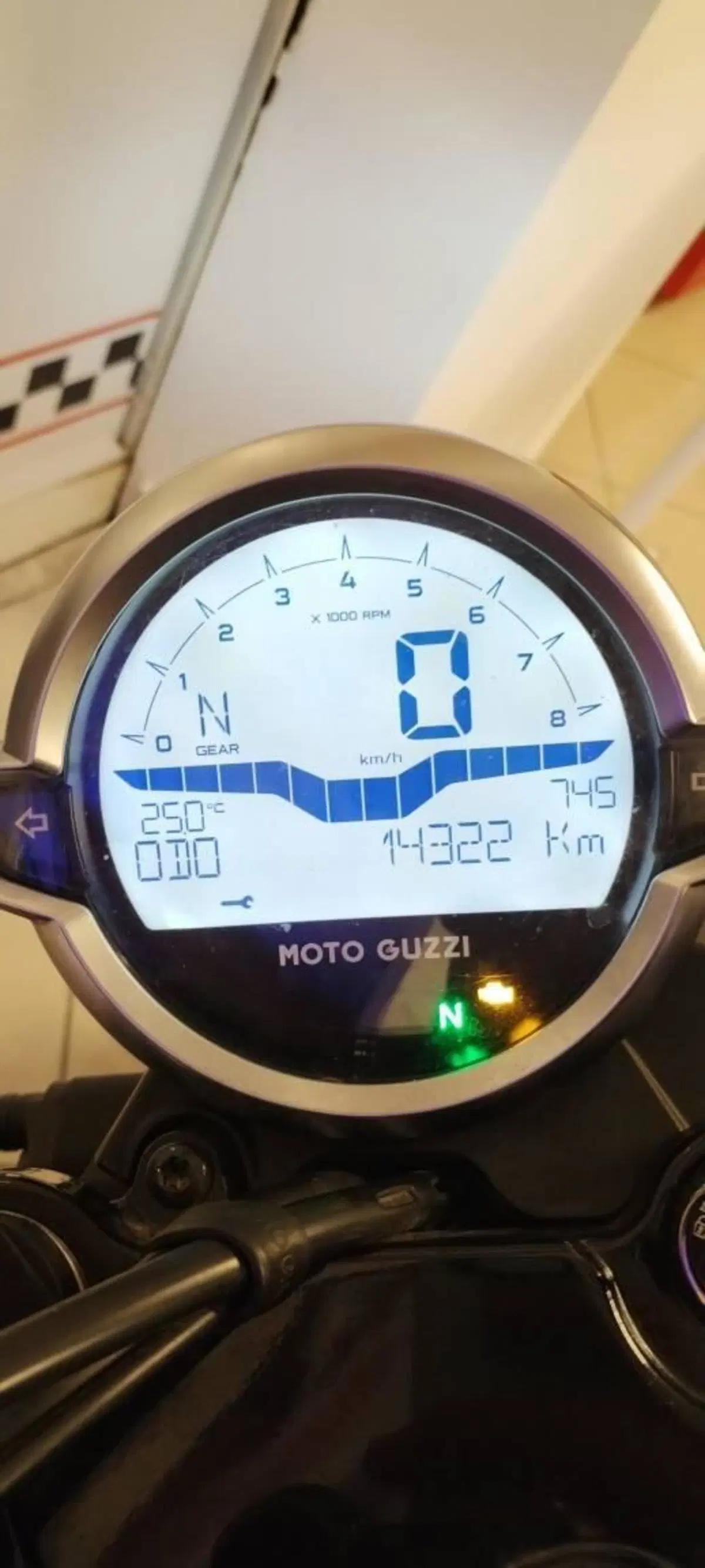 Moto Guzzi V7 Stone (2021 - 24) (6)