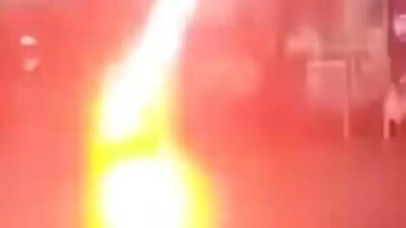 Sopravvive a un fulmine in moto, miracolo in Vietnam [VIDEO]