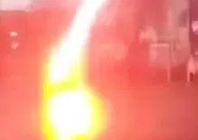 Sopravvive a un fulmine in moto, miracolo in Vietnam [VIDEO]