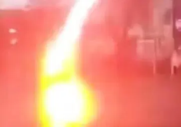 Sopravvive a un fulmine in moto, miracolo in Vietnam [VIDEO]