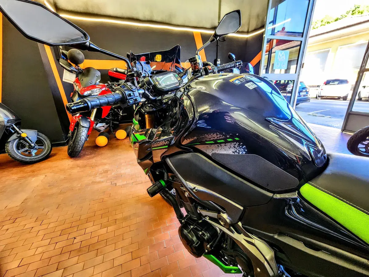Kawasaki Z 900 SE (2022 - 24) (13)