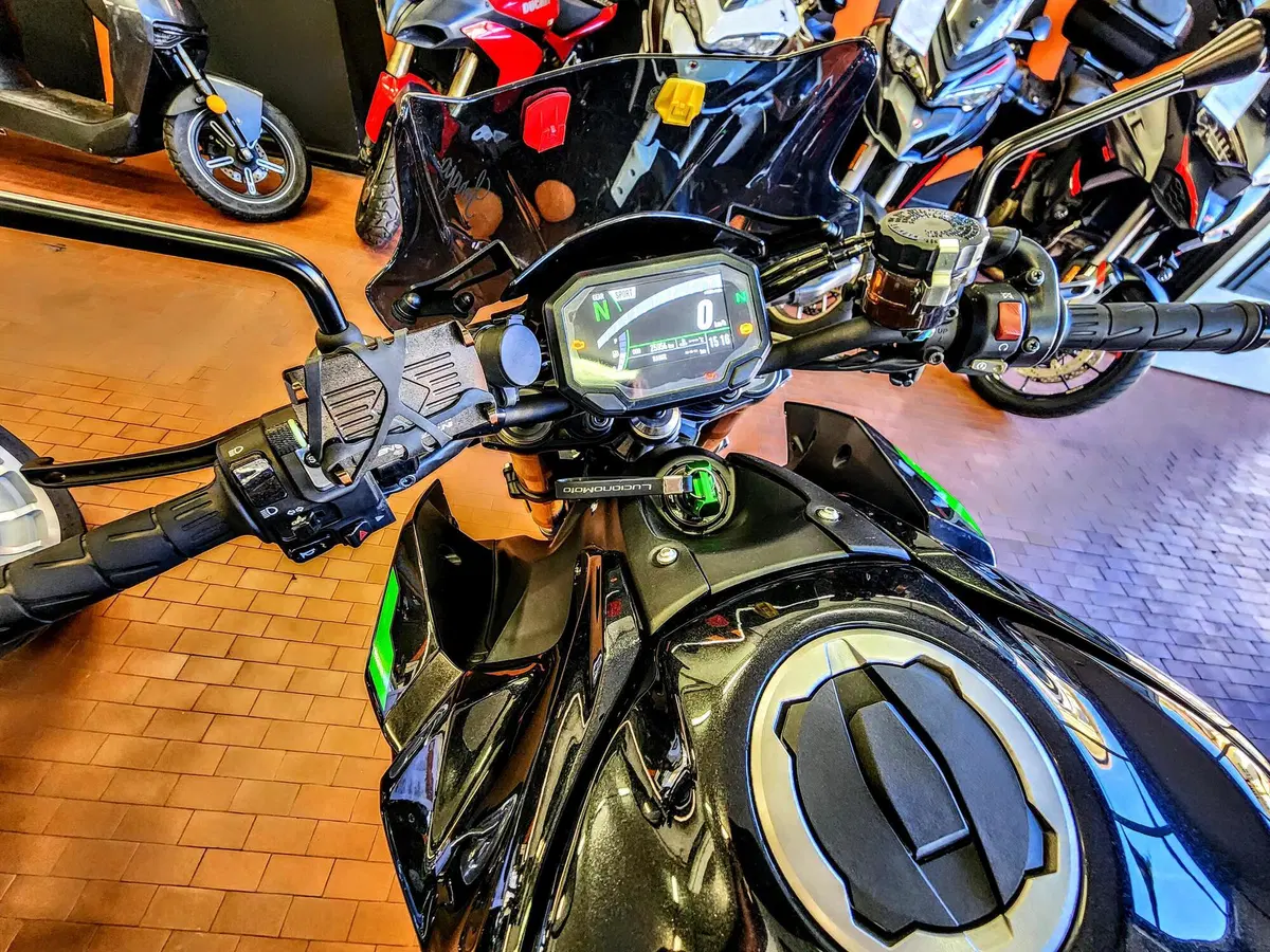Kawasaki Z 900 SE (2022 - 24) (15)