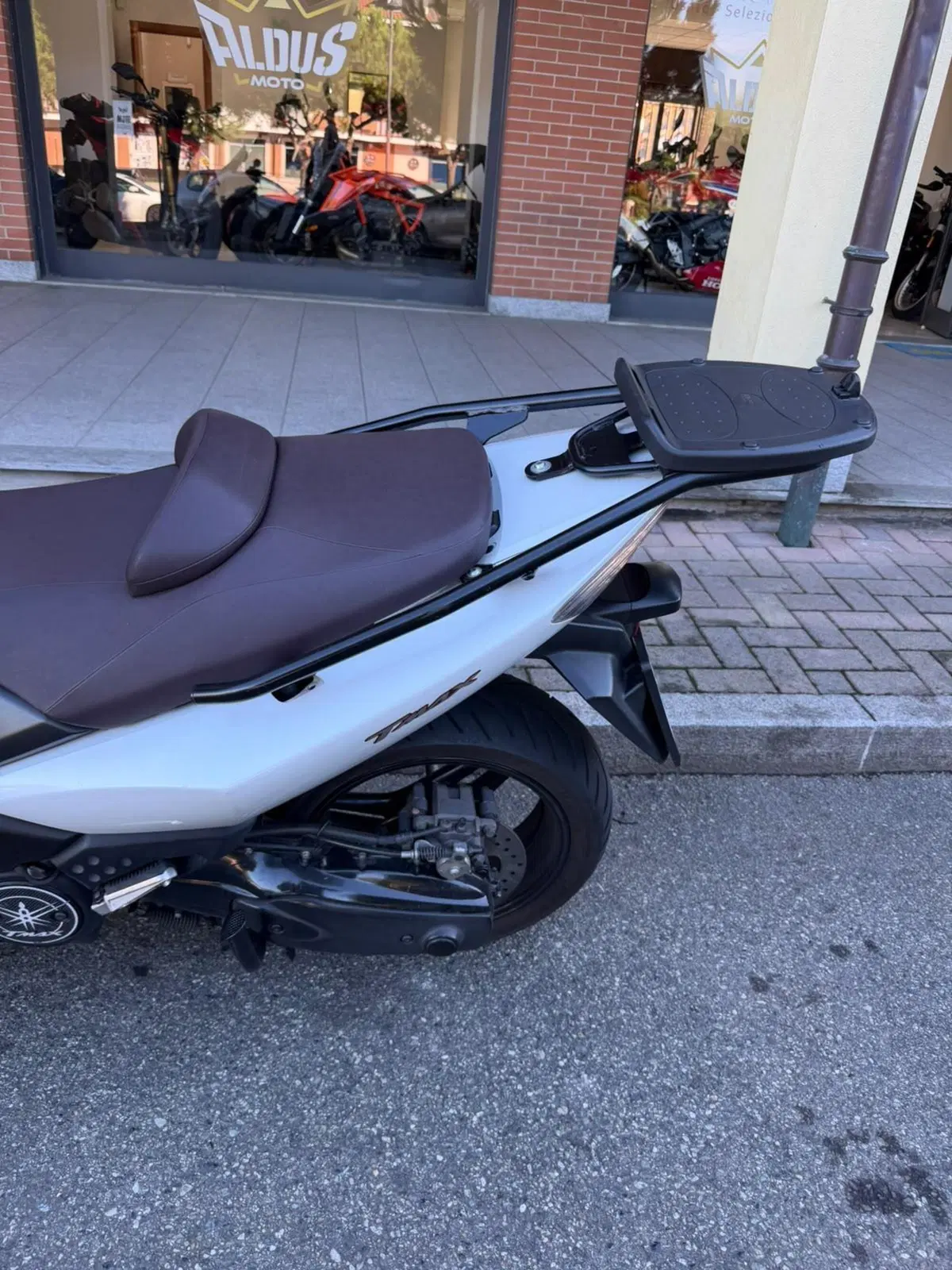 Yamaha T-Max 500 White Max (2010 - 11) (4)