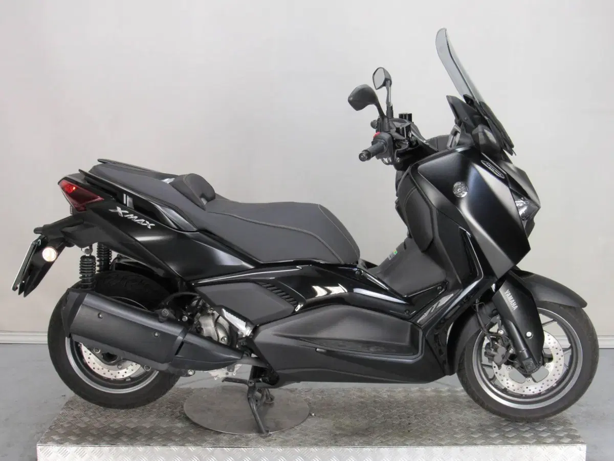 Yamaha X-Max 300 Tech Max (2021 - 24) (2)
