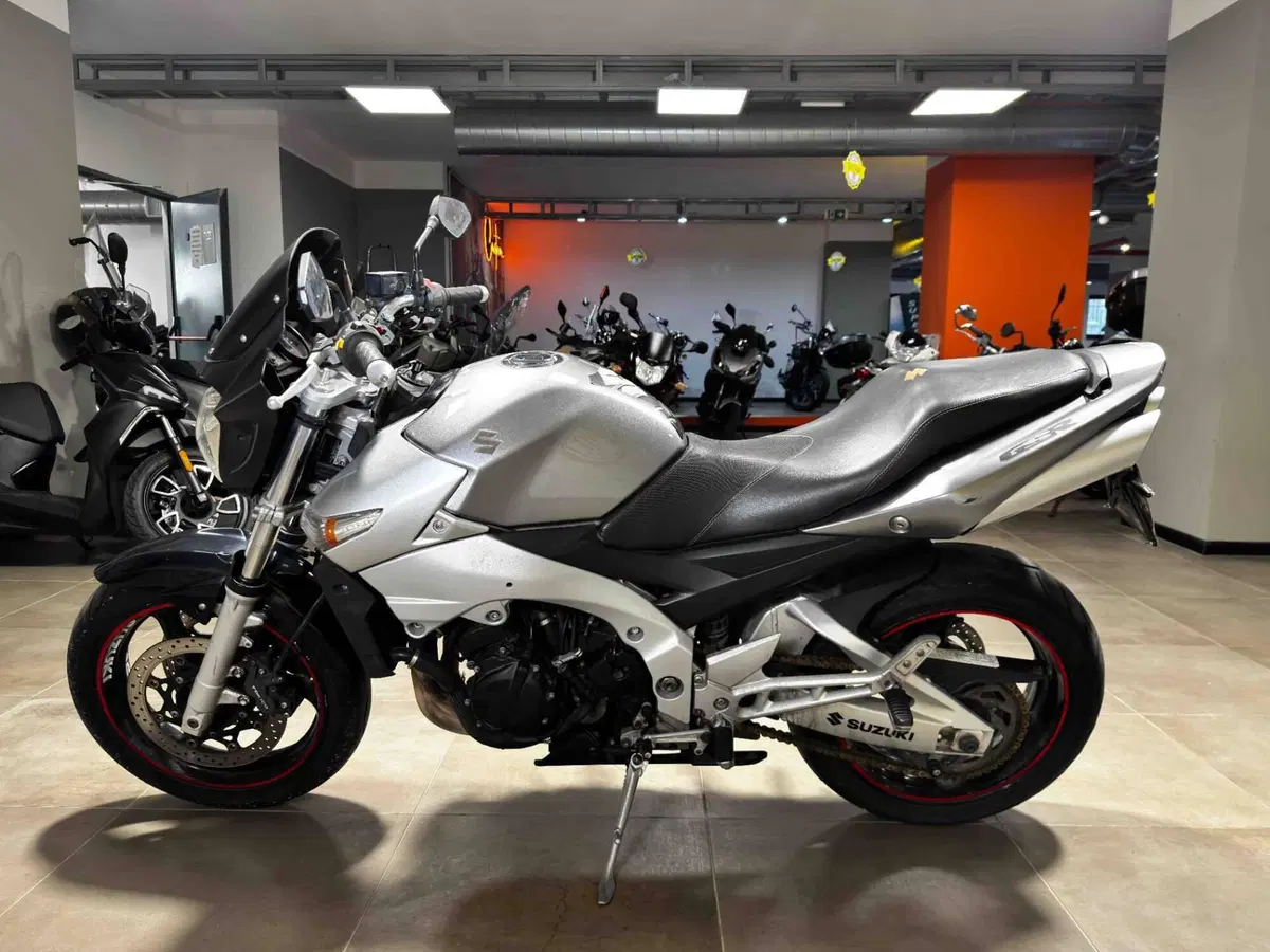 Suzuki GSR 600 (2006 - 11) (4)