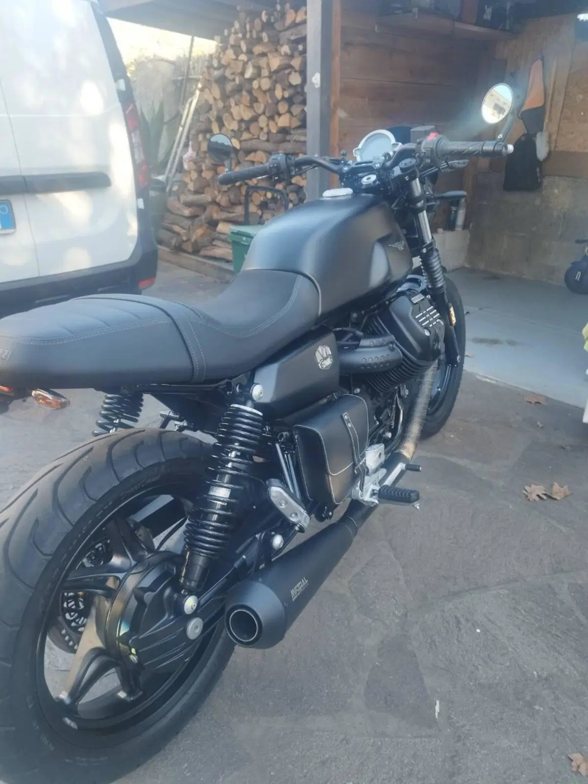 Moto Guzzi V7 Stone (2021 - 24) (2)