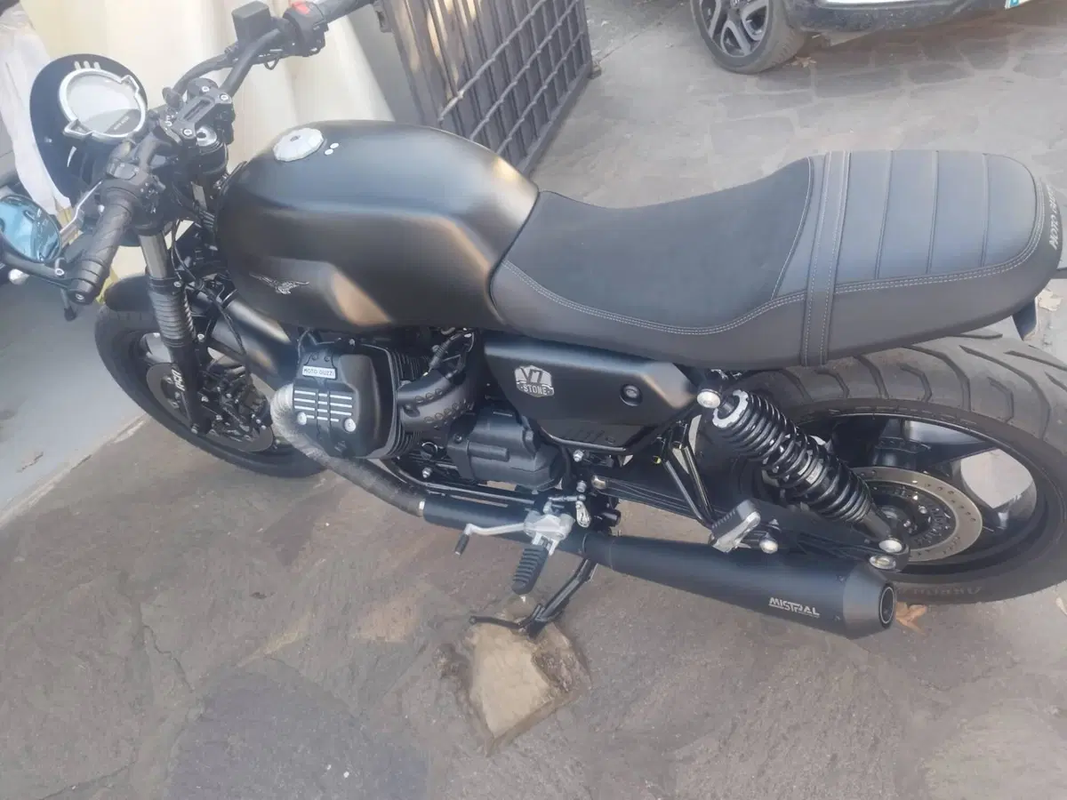 Moto Guzzi V7 Stone (2021 - 24) (3)