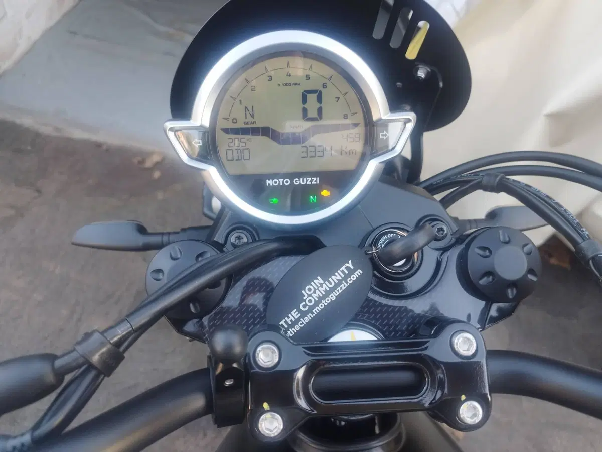 Moto Guzzi V7 Stone (2021 - 24) (4)