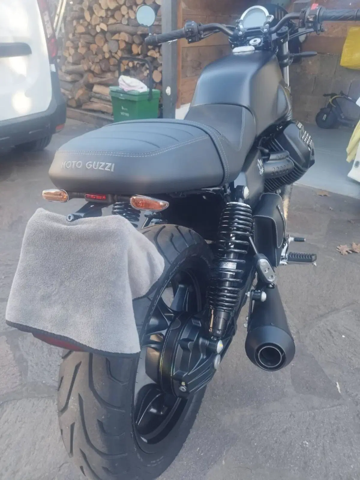 Moto Guzzi V7 Stone (2021 - 24) (6)