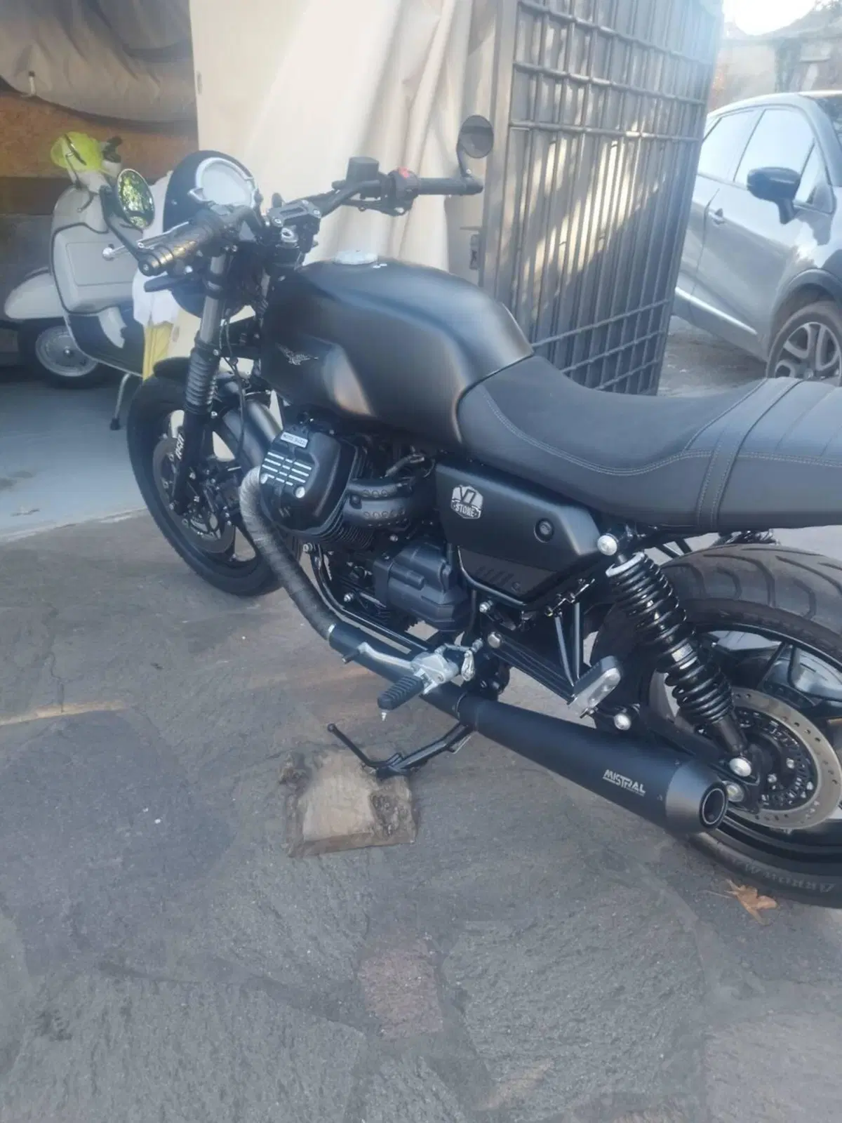 Moto Guzzi V7 Stone (2021 - 24) (8)