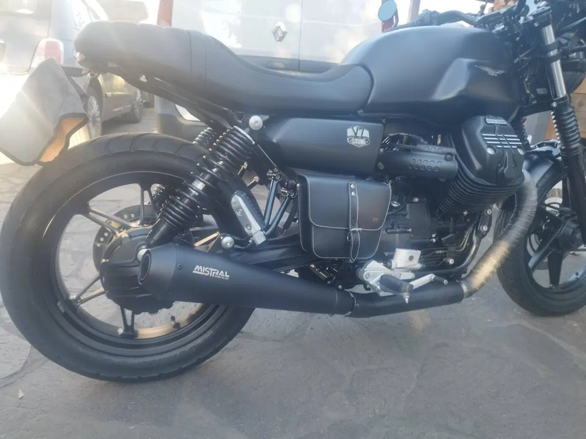 Moto Guzzi V7 Stone (2021 - 24) (9)