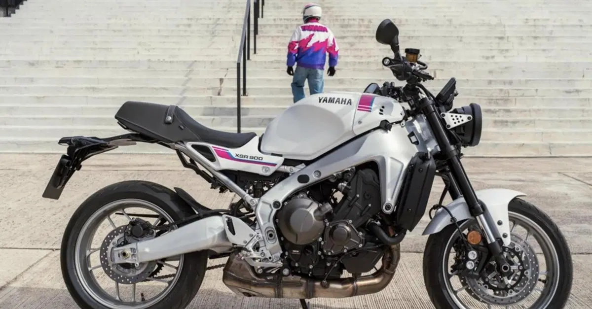 Yamaha XSR900 2027, torna il rosa anni ’90, ecco la Neon White [GALLERY]