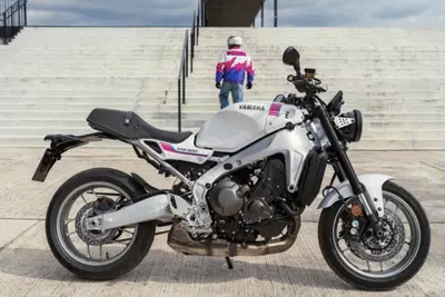 Yamaha XSR900 2027, torna il rosa anni ’90, ecco la Neon White [GALLERY]