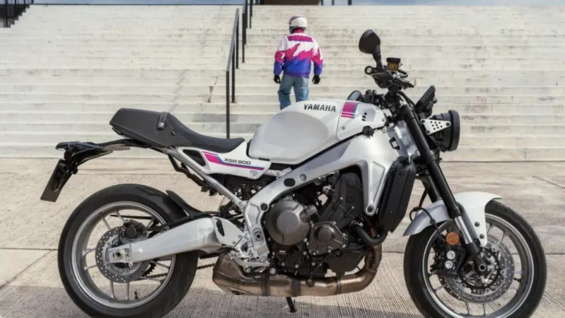 Yamaha XSR900 2027, torna il rosa anni ’90, ecco la Neon White [GALLERY]