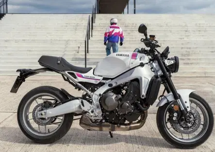 Yamaha XSR900 2027, torna il rosa anni ’90, ecco la Neon White [GALLERY]