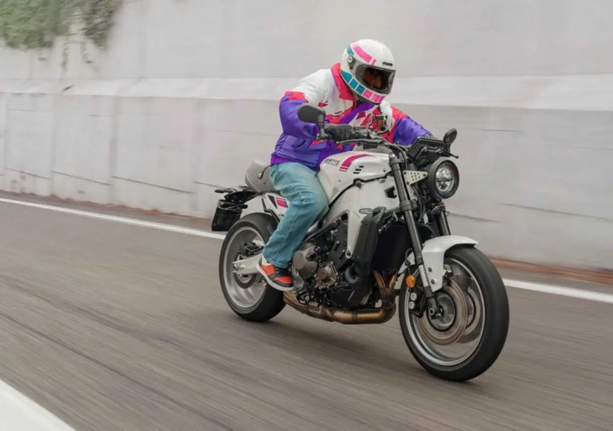 Yamaha XSR900 2027, torna il rosa anni ’90? ecco la Neon White [GALLERY] (3)
