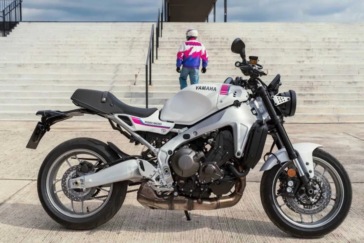 Yamaha XSR900 2027, torna il rosa anni ’90? ecco la Neon White [GALLERY] (2)