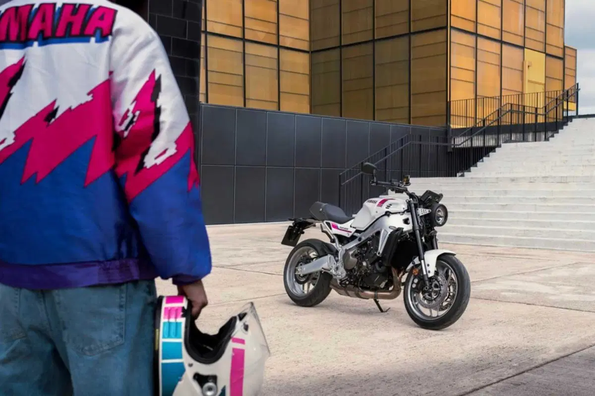 Yamaha XSR900 2027, torna il rosa anni ’90? ecco la Neon White [GALLERY] (4)