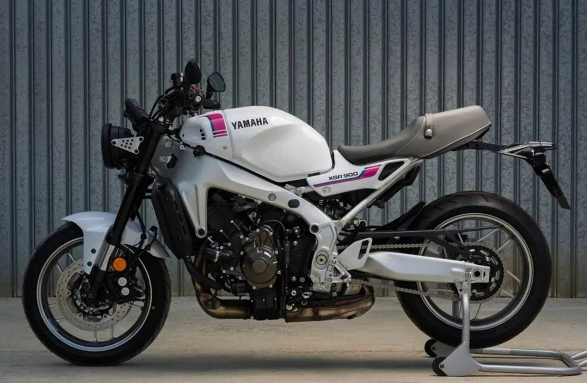 Yamaha XSR900 2027, torna il rosa anni ’90? ecco la Neon White [GALLERY] (5)