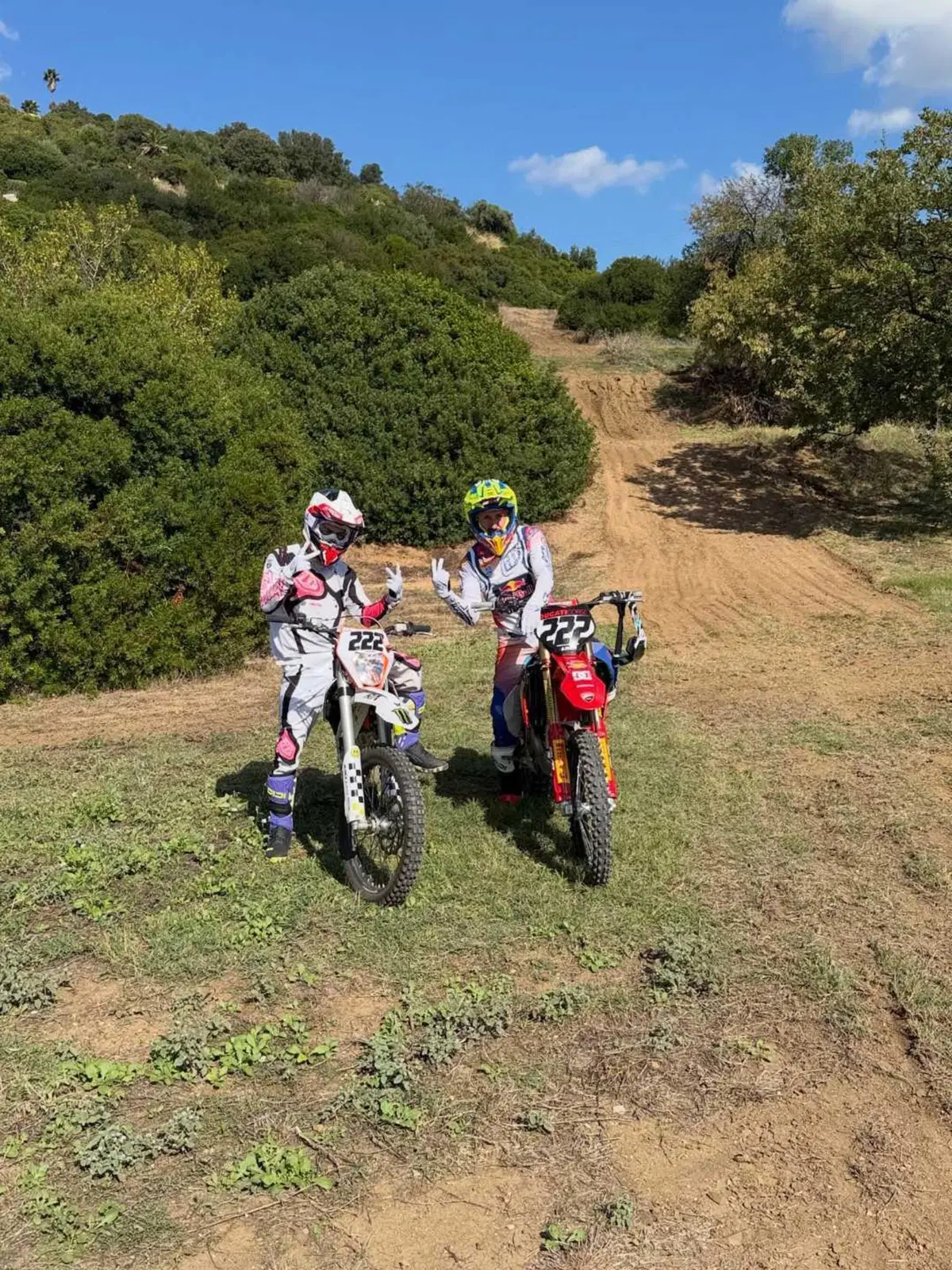 Ma che ci fanno Tony Effe e Tony Cairoli insieme in pista? I retroscena del 'test' di motocross [GALLERY]