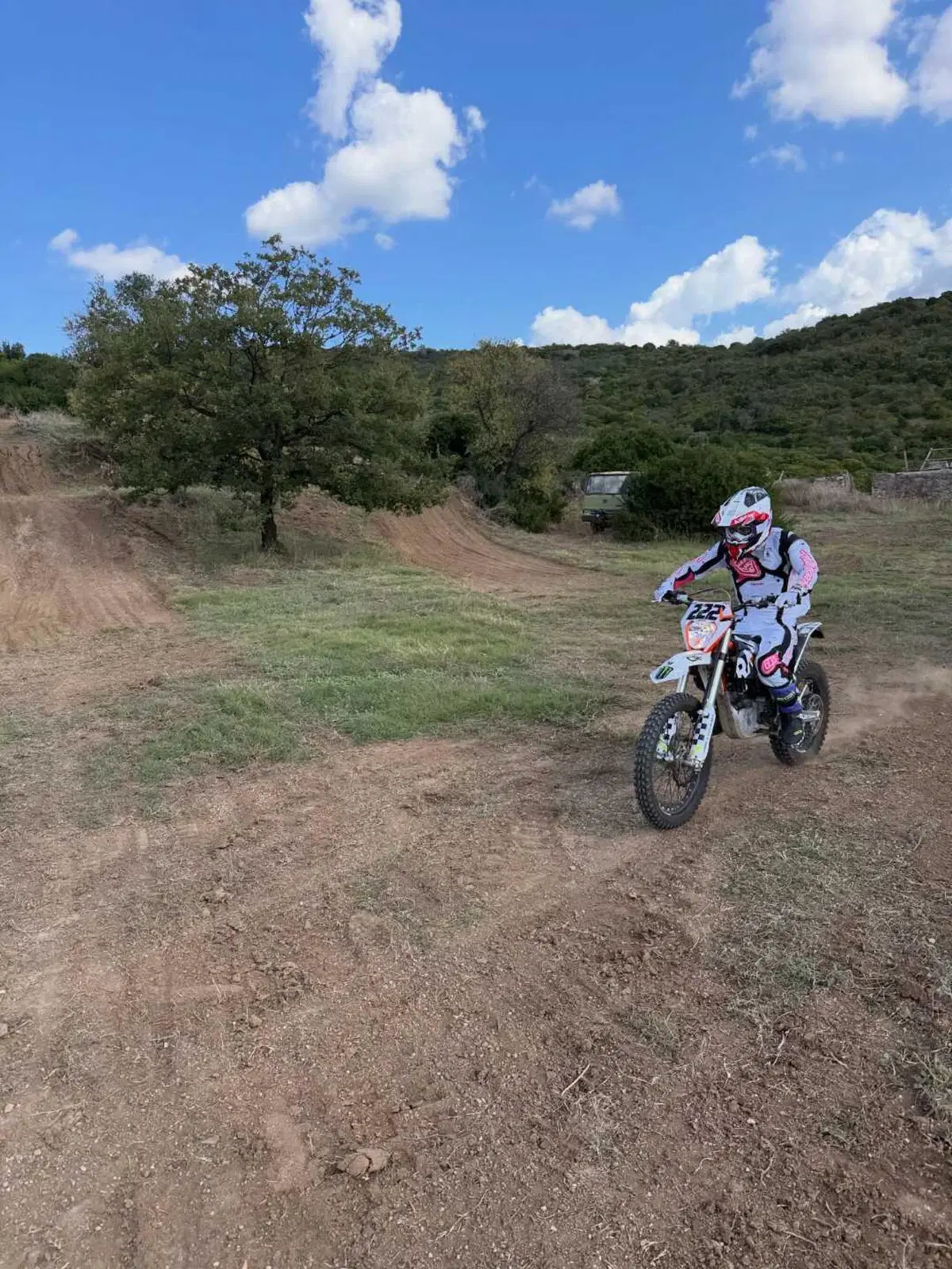 Ma che ci fanno Tony Effe e Tony Cairoli insieme in pista? I retroscena del 'test' di motocross [GALLERY] (2)
