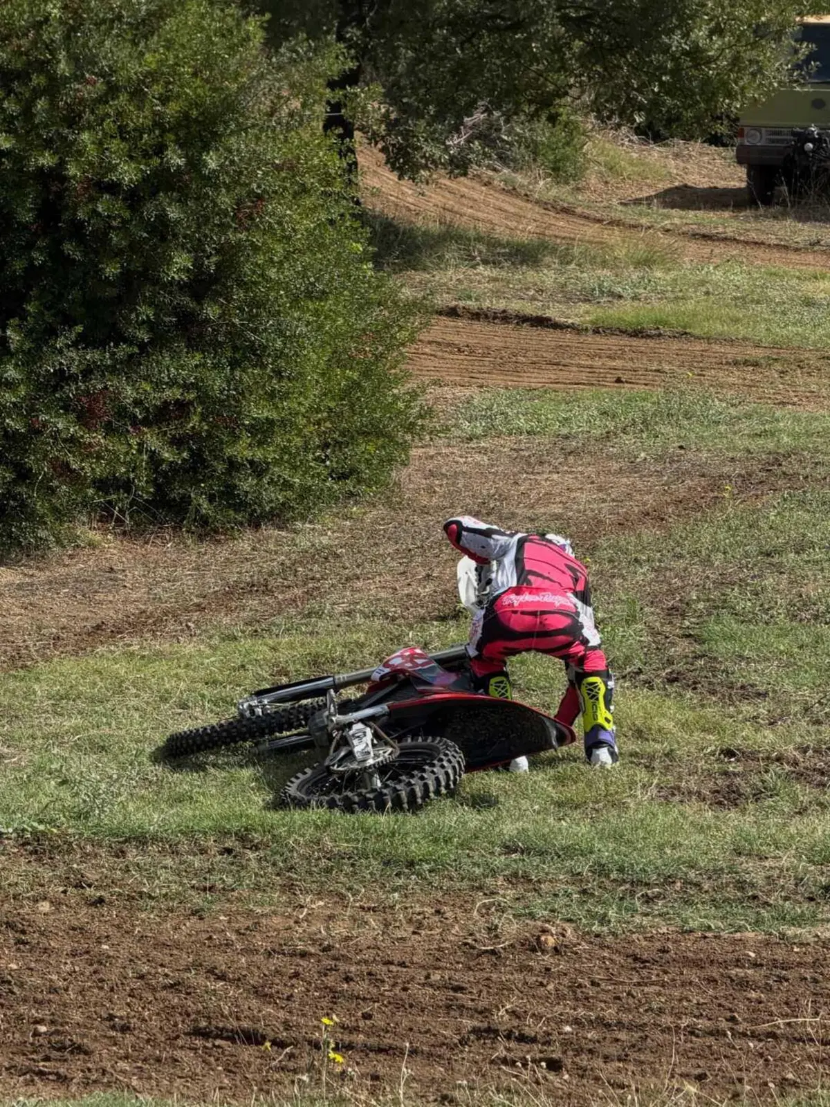 Ma che ci fanno Tony Effe e Tony Cairoli insieme in pista? I retroscena del 'test' di motocross [GALLERY] (3)