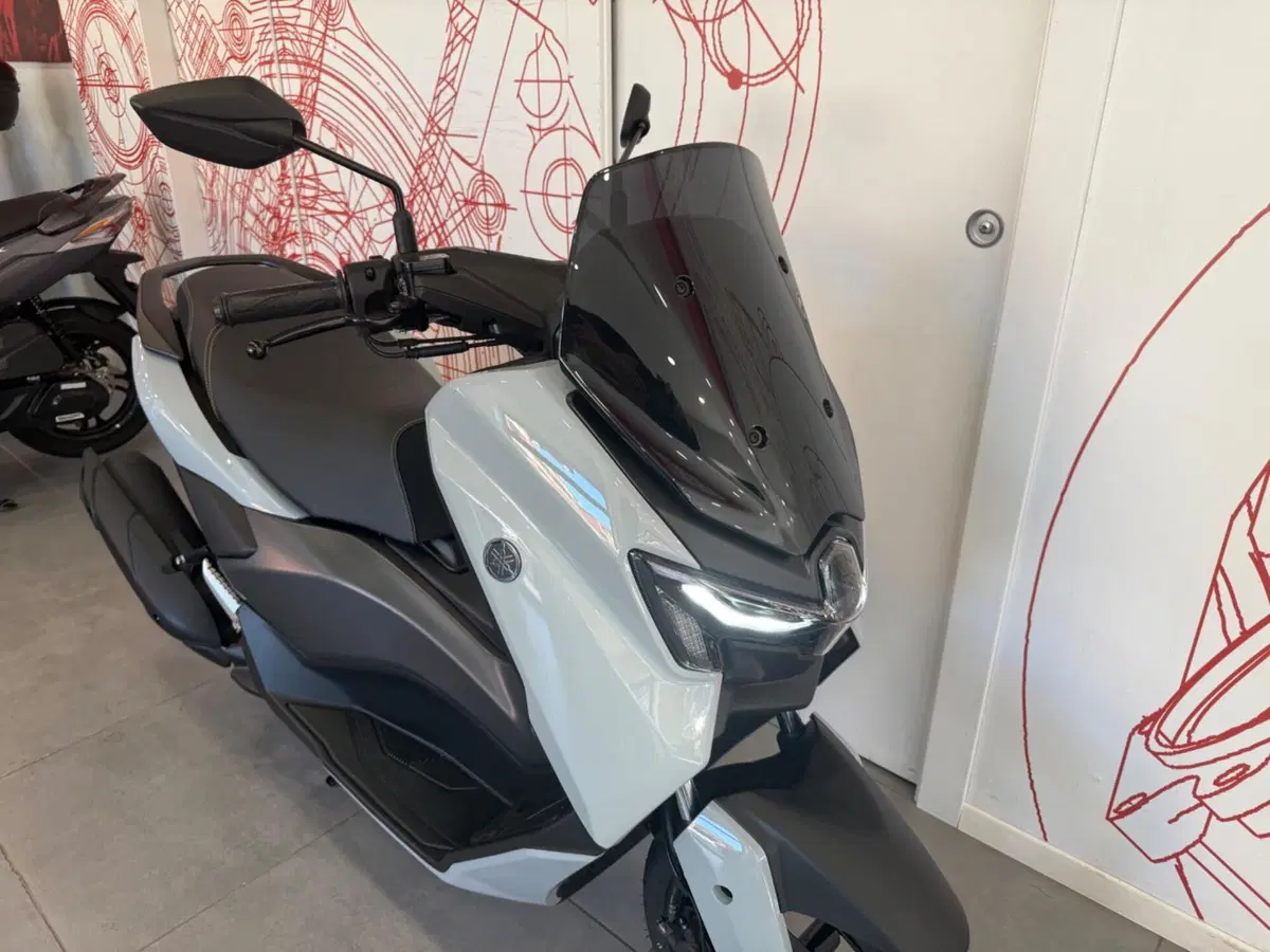 Yamaha N-Max 125 Tech Max (2025 - 26) (10)
