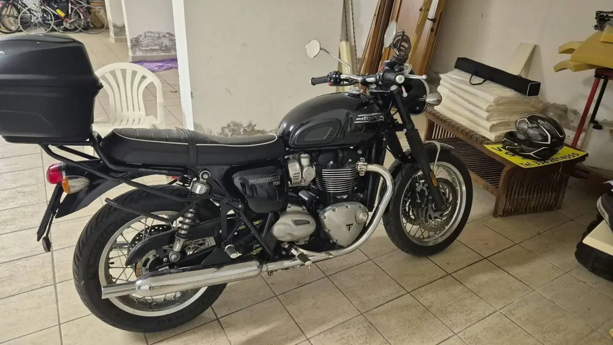 Triumph Bonneville T120 Black (2021 - 25) (3)