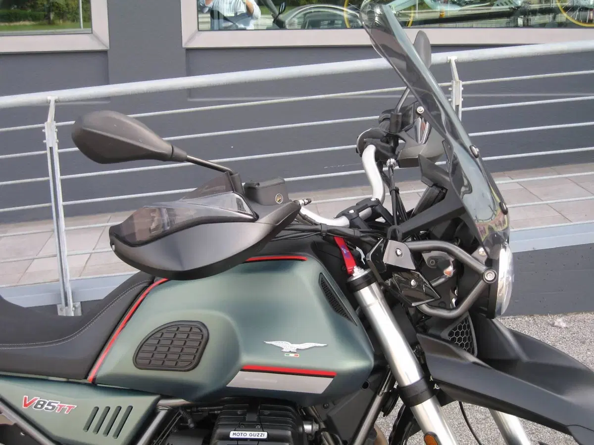 Moto Guzzi V85 TT (2021 - 23) (5)