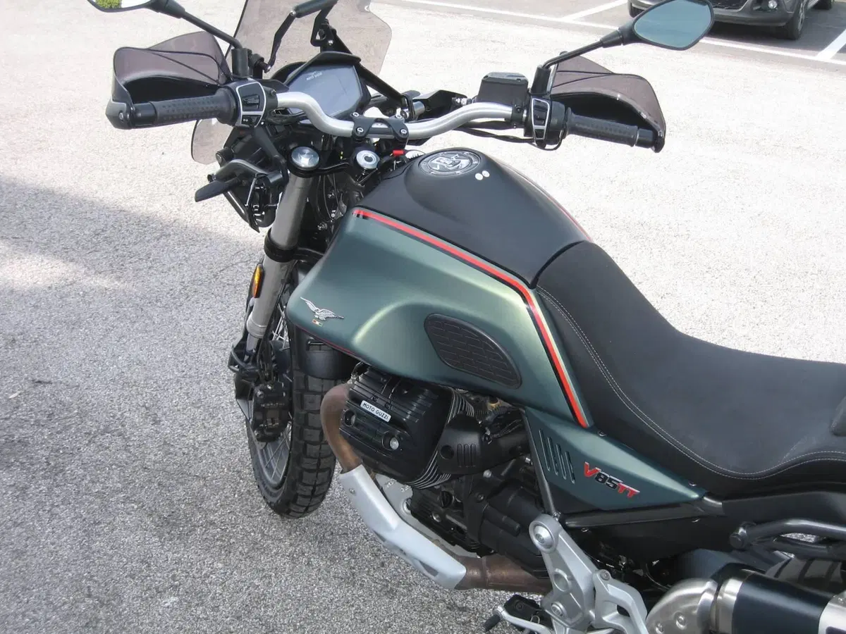 Moto Guzzi V85 TT (2021 - 23) (6)