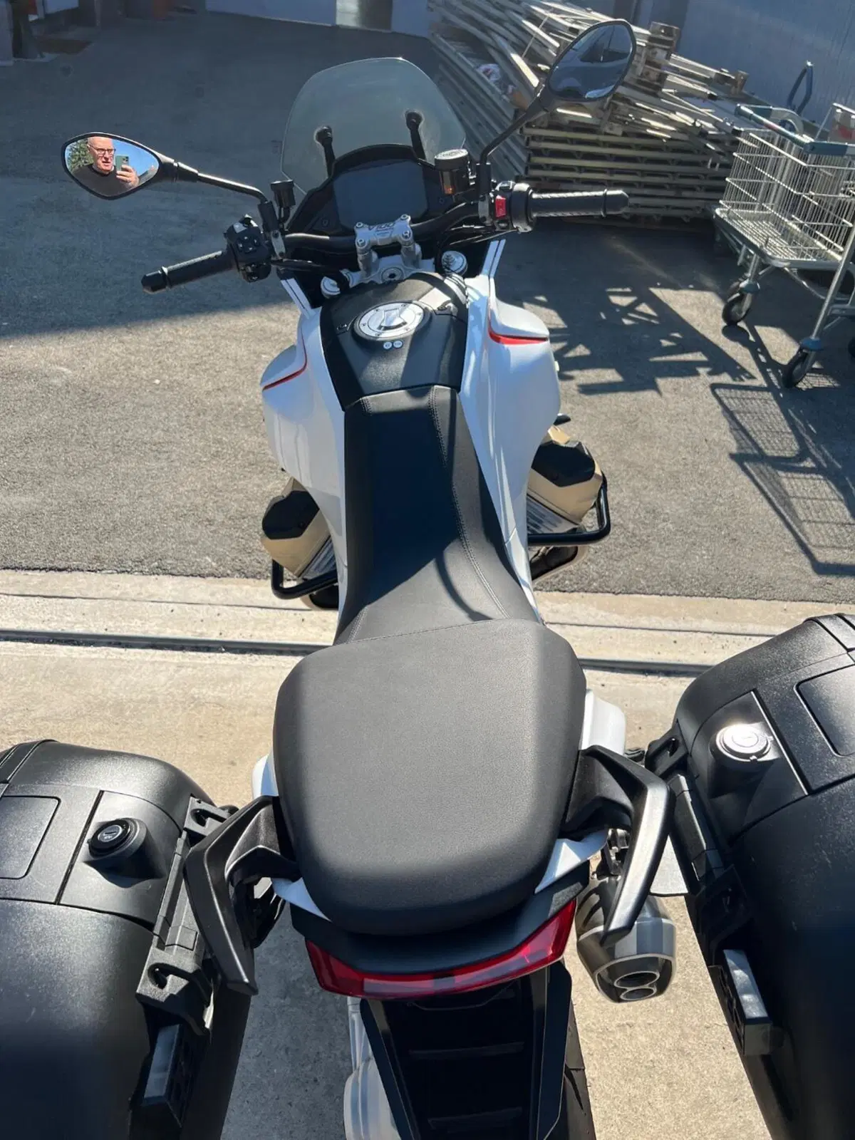 Moto Guzzi V100 Mandello (2022 - 24) (7)