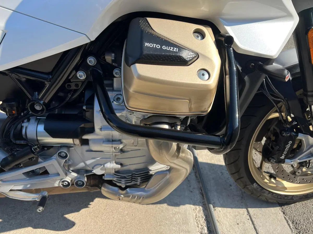 Moto Guzzi V100 Mandello (2022 - 24) (15)