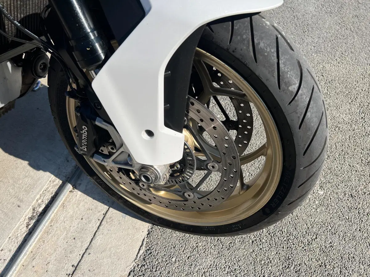 Moto Guzzi V100 Mandello (2022 - 24) (17)