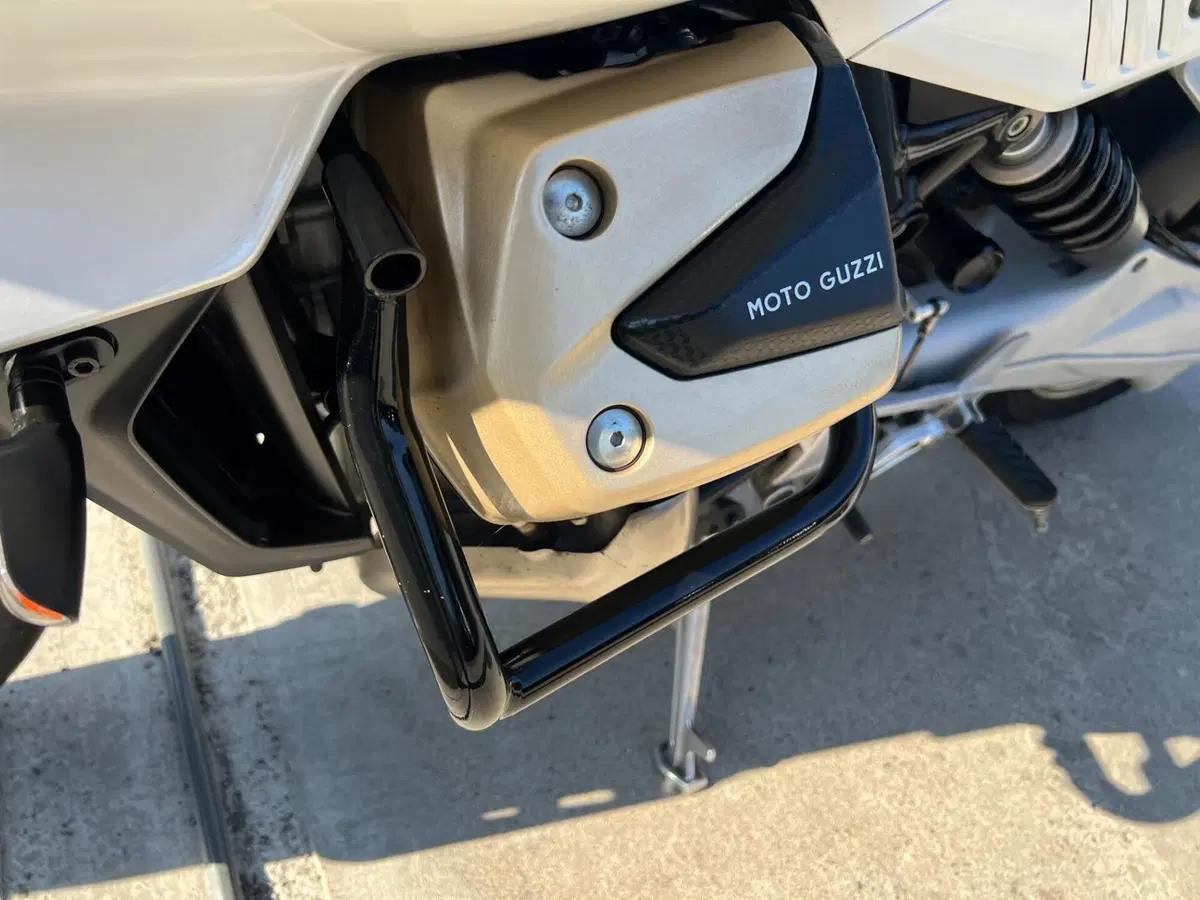 Moto Guzzi V100 Mandello (2022 - 24) (16)