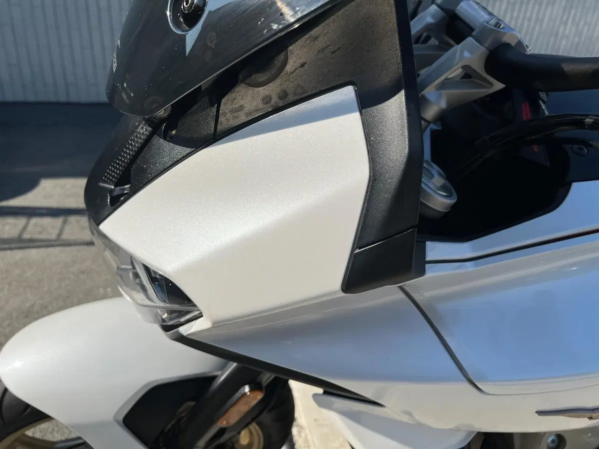 Moto Guzzi V100 Mandello (2022 - 24) (6)