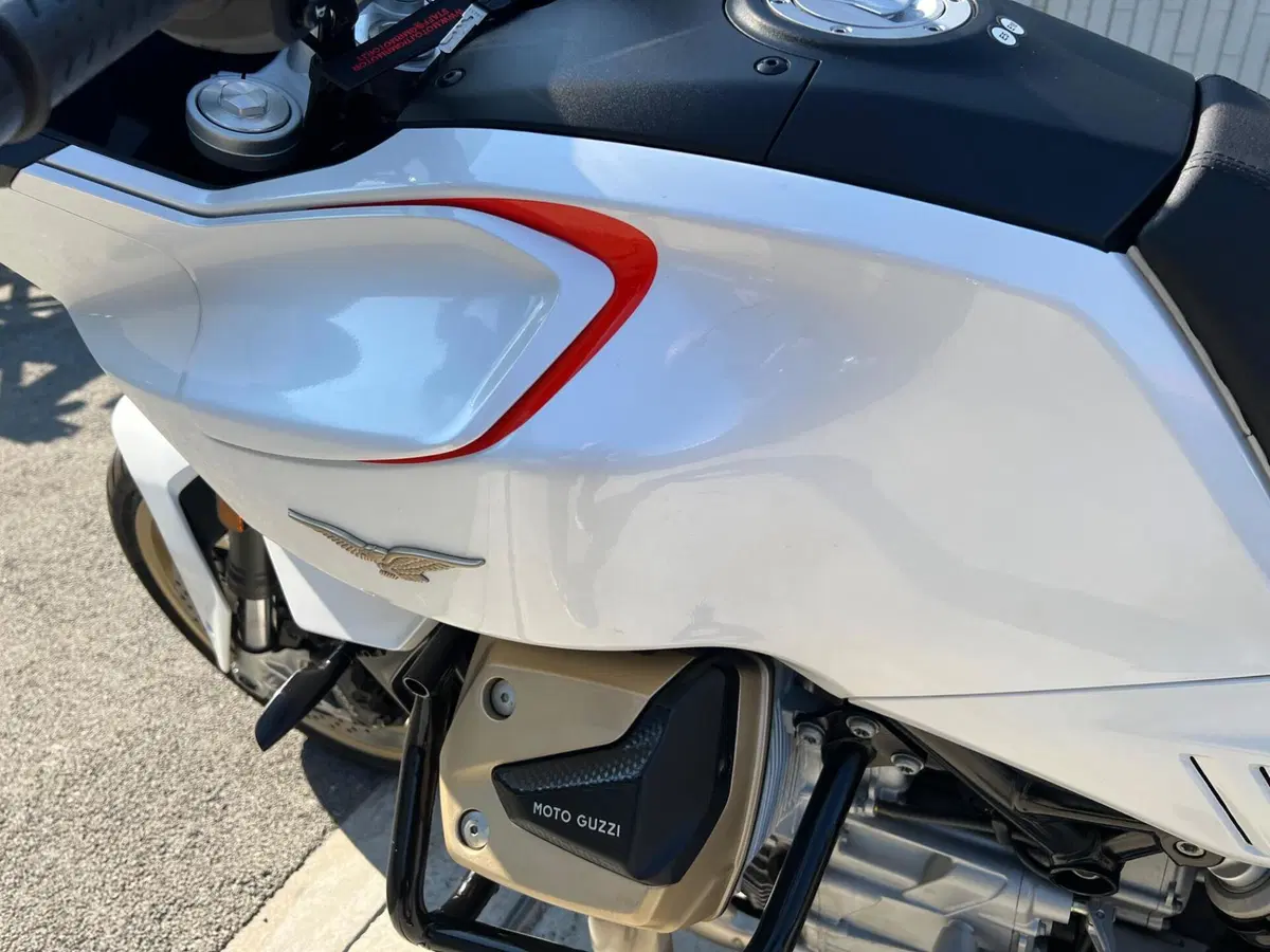 Moto Guzzi V100 Mandello (2022 - 24) (4)