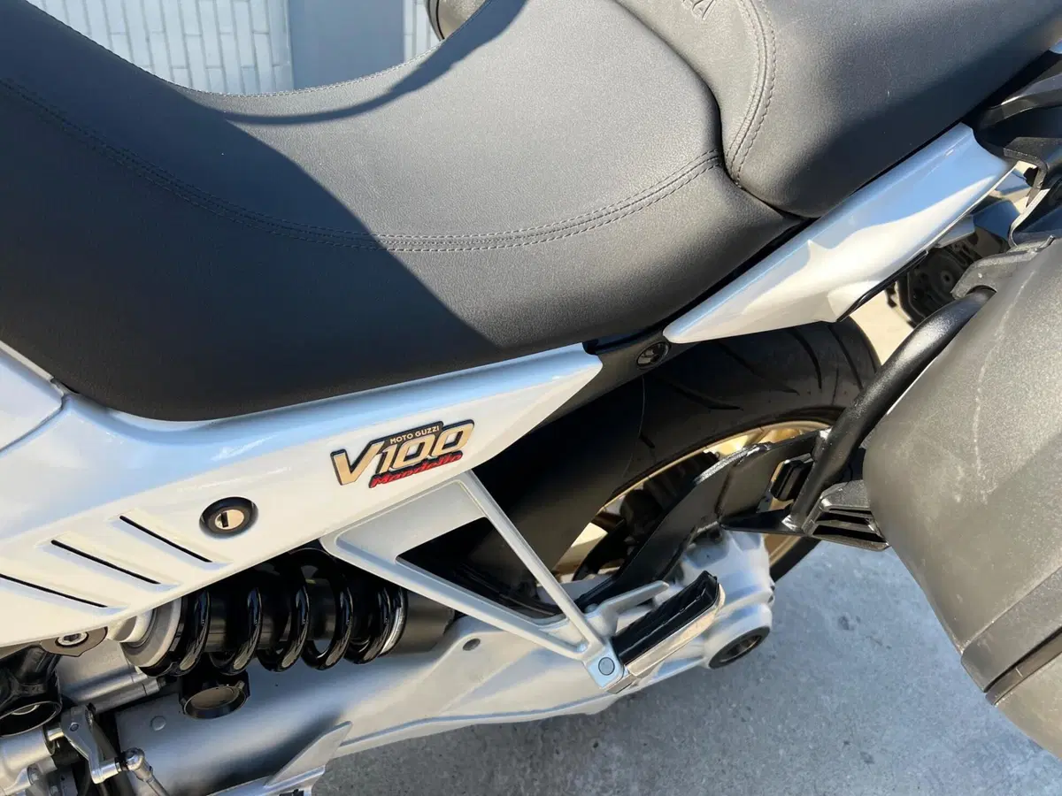 Moto Guzzi V100 Mandello (2022 - 24) (8)