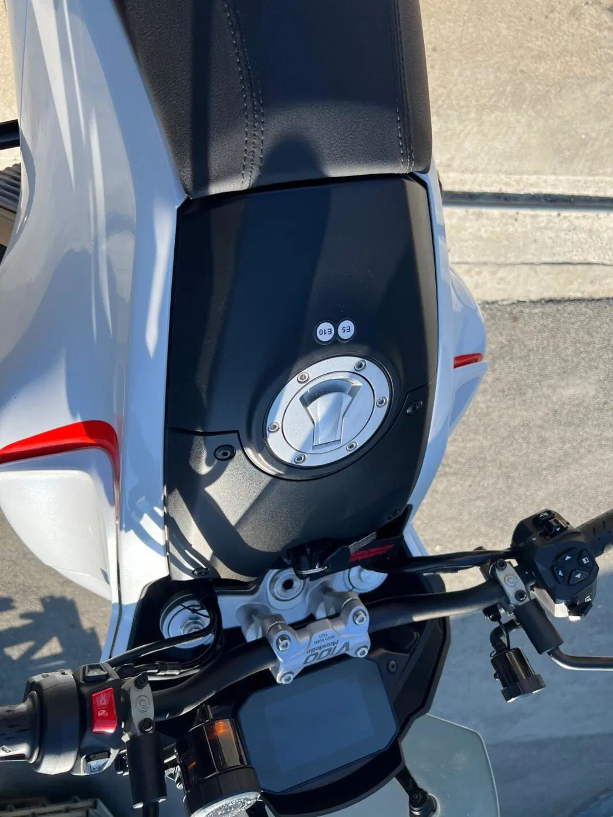 Moto Guzzi V100 Mandello (2022 - 24) (9)