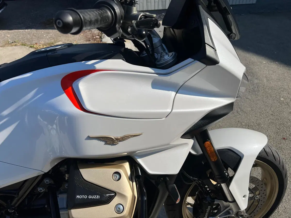 Moto Guzzi V100 Mandello (2022 - 24) (3)