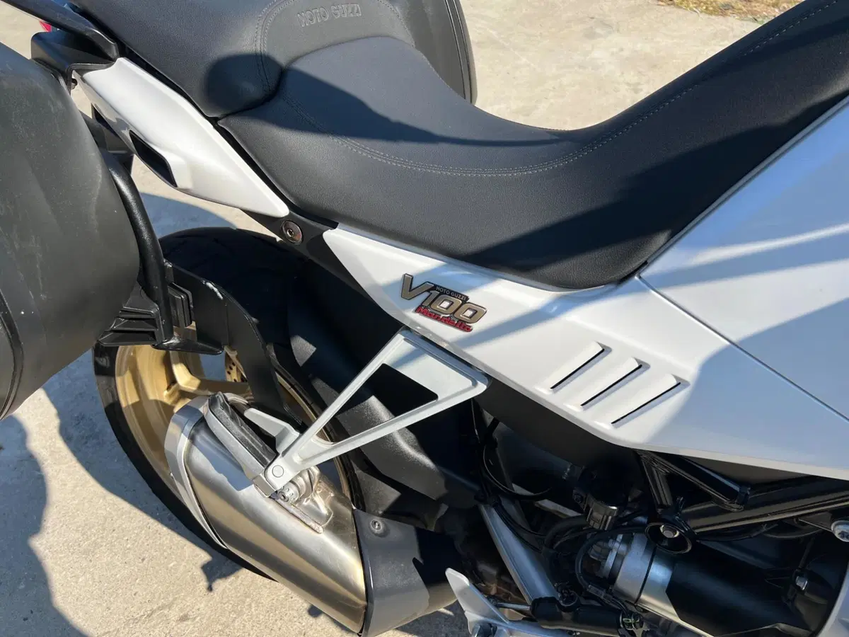 Moto Guzzi V100 Mandello (2022 - 24) (10)