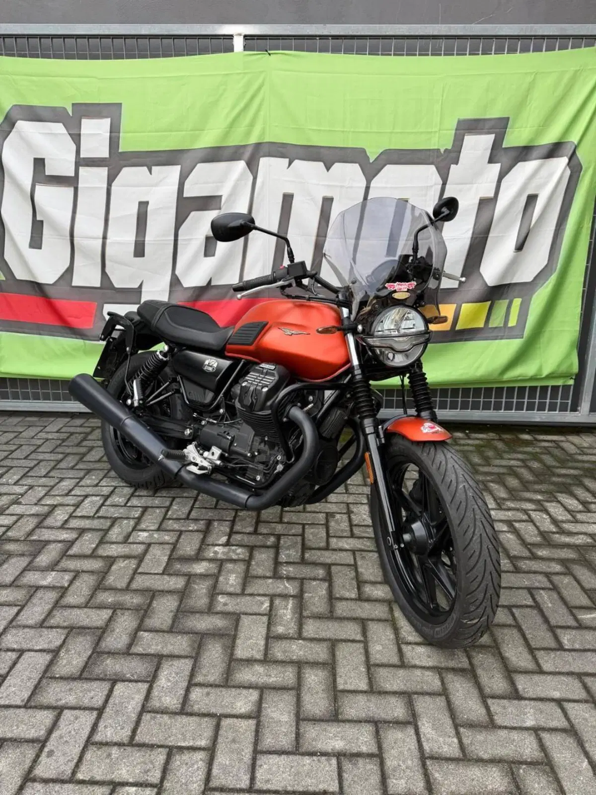 Moto Guzzi V7 Stone (2021 - 24) (3)