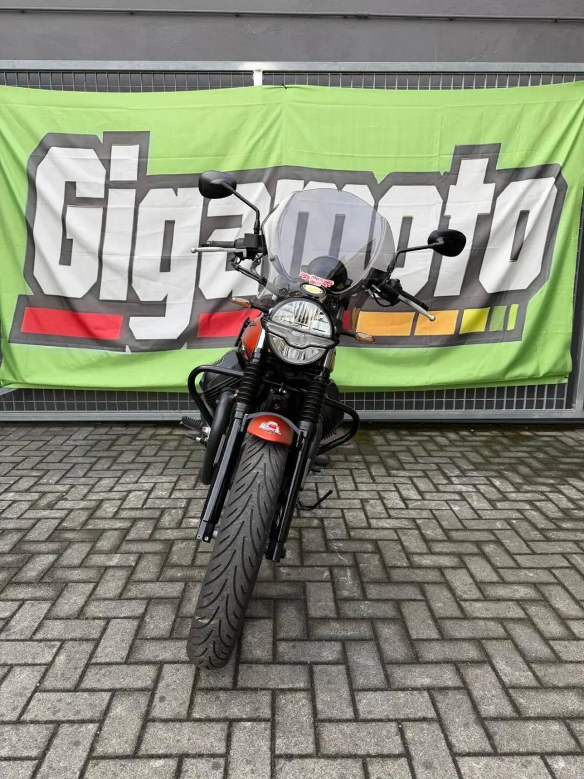 Moto Guzzi V7 Stone (2021 - 24) (4)