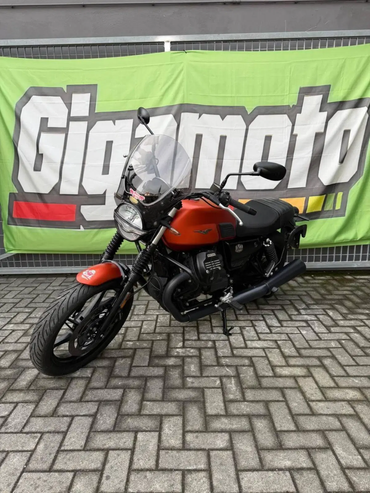Moto Guzzi V7 Stone (2021 - 24) (5)