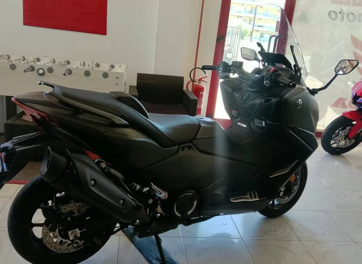Yamaha T-Max 560 (2025 - 26) (3)